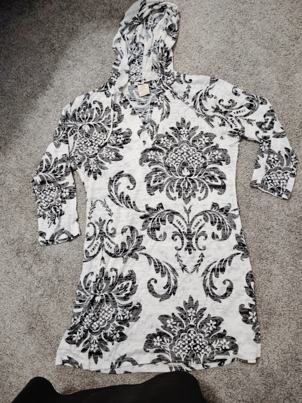 ⭐⭐Balance Collection White and Black Damask Hooded Swim Coverup - Picture 2 of 3